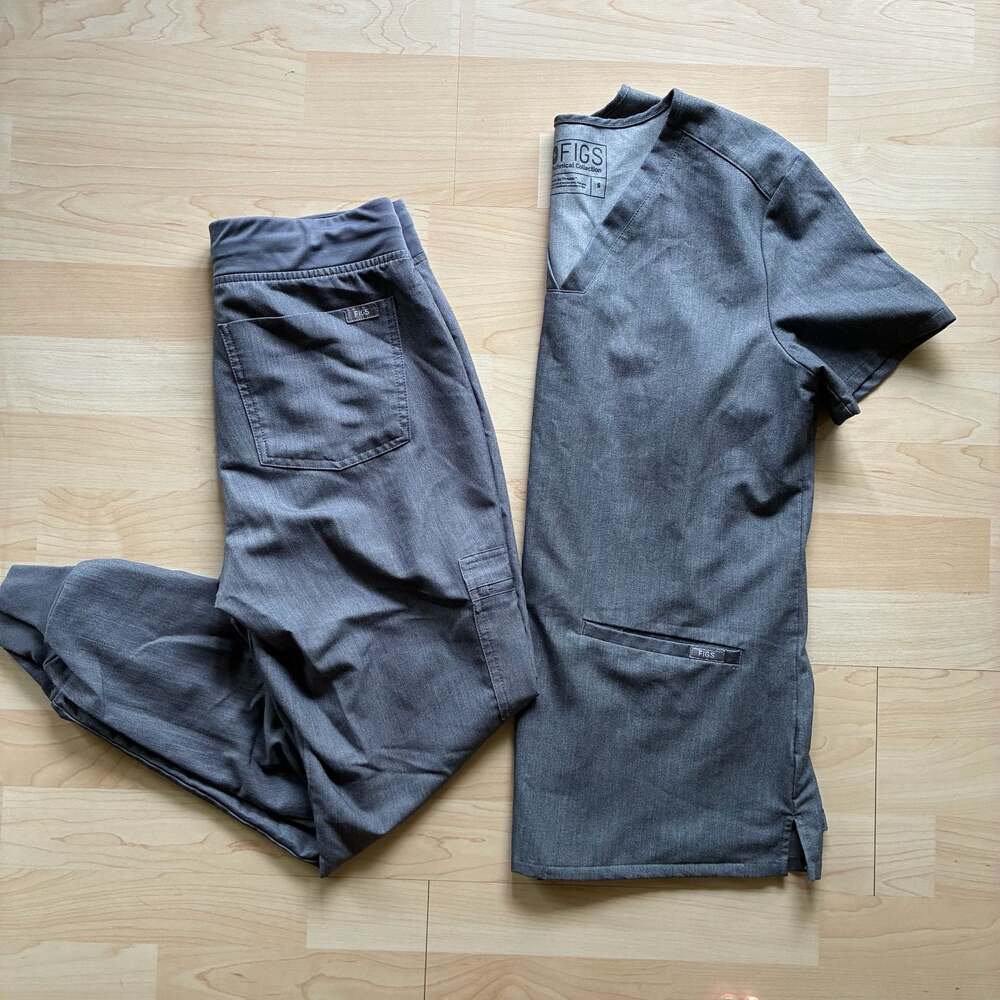 FIGS Women's Casma Three-Pocket Scrub Top Zamora Jogger Set Graphite S XS